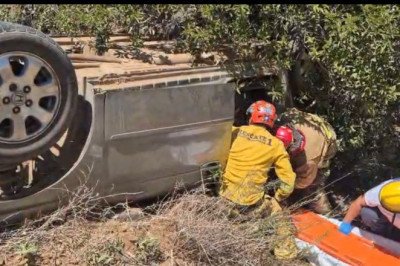 Atiende Dirección de Bomberos accidente automovilístico en la región sur de Ensenada