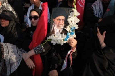 La ciudad santa de Mashad se prepara para el entierro de Alí Jamenei