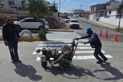 Refuerza Gobierno Municipal señalización vertical y horizontal en vialidades estratégicas