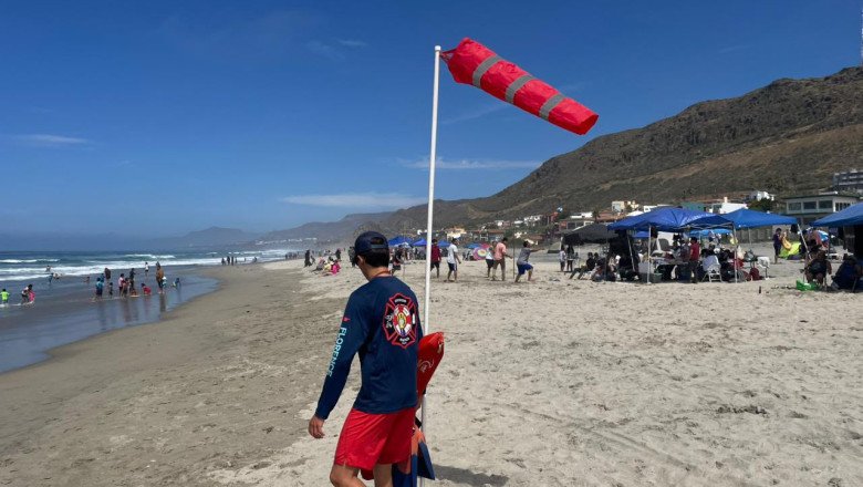 Salvavidas de Ensenada rescatan a hombre atrapado en corriente de retorno en Playa La Misión