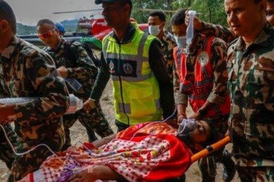 Nepal eleva a mil 295 los muertos por riada y rescata a dos trabajadores con vida