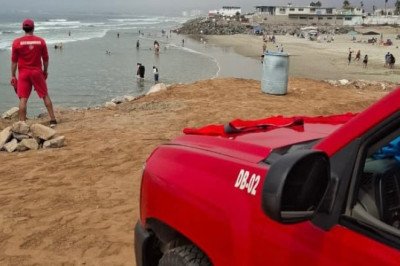 Salvavidas rescataron a tres personas en la playa La Misión