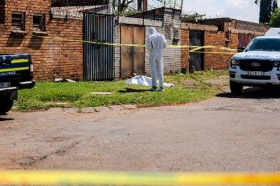 Investigan un posible asesino serial en Sudáfrica tras el hallazgo de siete cuerpos femeninos