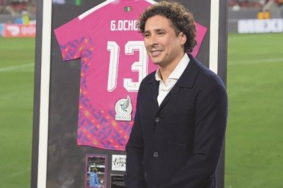 Guillermo Ochoa recibe un homenaje en Los Ángeles