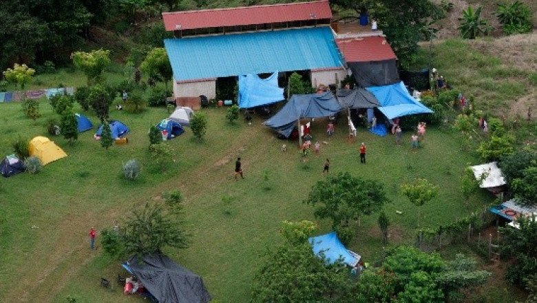 Un pueblo incomunicado por el terremoto en Panamá corre por la ayuda llegada del cielo (VIDEO)