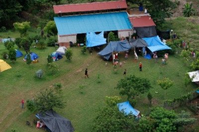 Un pueblo incomunicado por el terremoto en Panamá corre por la ayuda llegada del cielo (VIDEO)